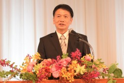 閉会のあいさつを行う佐々木会場長代行