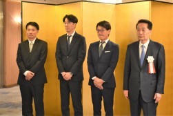 会場入り口で参加者を出迎えた