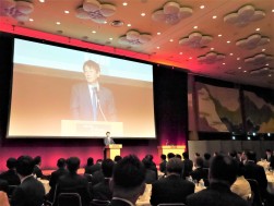 取引先や幹部社員が一堂に会してグループ方針発表会