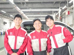 整備士として活躍する外国籍スタッフ（本社店）
