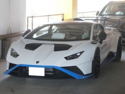 ランボルギーニがたたずむ
