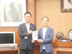 寄付金目録を手渡す笹井会場長