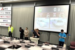 セリ前にあいさつを述べる貫名流通委員長