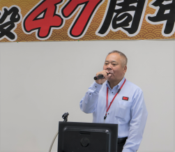 来場会員に謝辞を述べる安田社長