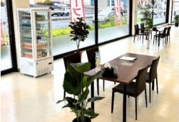明るく広い店内
