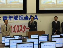 謝辞を述べる臼井青年部会長　左端は高谷理事長　右端が田中JU指導環境委員長　開会式にて　
