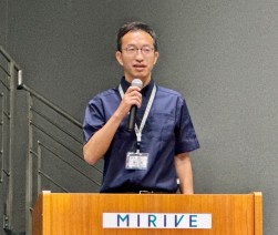 関口会場長がセリ前のあいさつに登壇