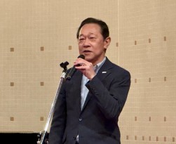 懇親会で感謝の言葉を述べる伊藤社長