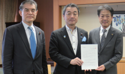写真左から、柴山衆議院議員、国土交通省佐々木副大臣、髙橋会長