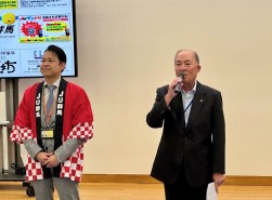 神保理事長が目標を上回る出品を称えた
