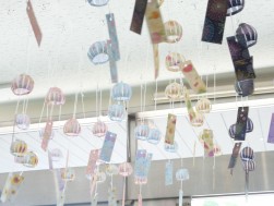 「折り紙風鈴」が来場者を出迎えた