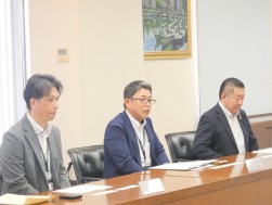あいさつを述べる吉田会場長
