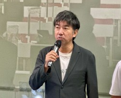 あいさつに立つ鑓水部会長