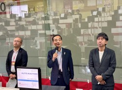 左から小川流通委員長、佐藤理事長、鑓水部会長