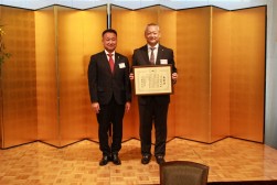 JU中販連からの表彰状を持つ近藤昇理事長
