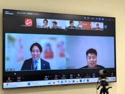 営業スタッフ役は島田氏(左)