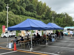 キッチンカーで来場者をもてなした