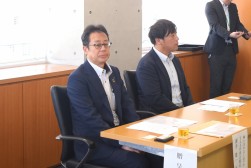 新井会場長（左）と三宅室長（右）