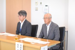 城田町長（右）
