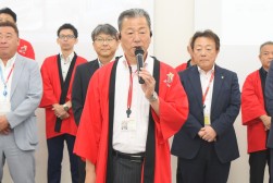 セリ前にあいさつを述べる山下理事長