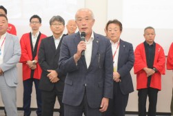 来賓を代表してあいさつを行うJU中部・奥村会長