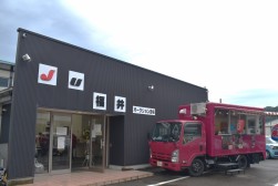 屋台の出店で来場者をもてなした