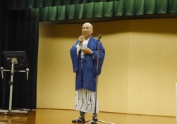 決起大会であいさつを述べる稗田理事長