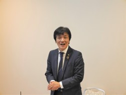 岡小売振興委員長があいさつを述べた