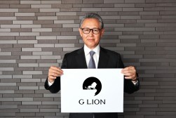 コーポレート・ロゴをアップデート（写真は菊地社長）
