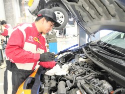 新車ディーラーのサービス工場では外国人スタッフの活躍が目立つようになった（写真は京都トヨタ）