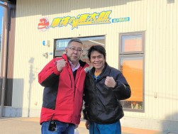 日本初の「特定技能」（１号）として認定を受けたベトナム国籍のズオンさん（写真右、写真提供＝アセアンカービジネスキャリア）
