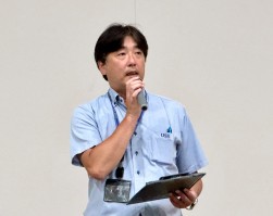 業務課の岩渕課長がセリ前にあいさつ