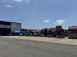 会場前に並ぶ出品車