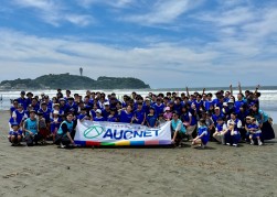 江の島を背景に参加者全員で記念撮影