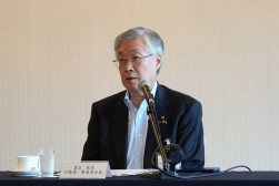 冒頭で挨拶する喜谷辰夫会長