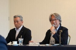 事業説明する島雅之専務理事と福内敏光理事