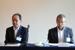 出席した西本俊幸常務理事と藤井洋常務理事