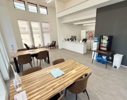 天井も高く開放感のある店内