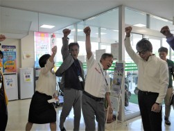 ＡＡ開始前には役員が集まり朝礼を実施