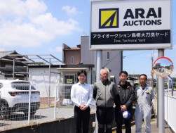 専任スタッフが受け入れ（写真左は安田聖史福岡会場長）