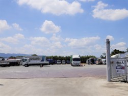 間口が広く、大型車の出し入れもしやすい