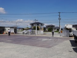 間口が広く、大型車の出し入れもしやすい