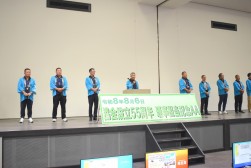 セリ前にあいさつを述べる小久保筆頭副理事長