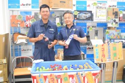 来場者にドリンクを振舞った