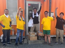 被災した加盟店を訪問することで物資と元気を届ける（写真提供＝ＪＵ熊本）