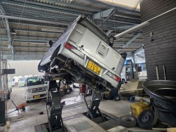 被災した整備工場内（写真提供＝ＪＵ熊本）