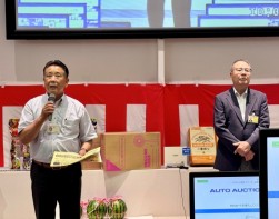千葉流通委員長があいさつ（右は伊藤理事長）