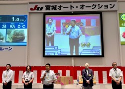 執行部が登壇（左から高橋専務理事、日下副流通委員長、千葉流通委員長、伊藤理事長、眞壁副理事長）