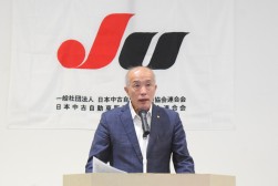 あいさつを述べるJU中部・奥村会長