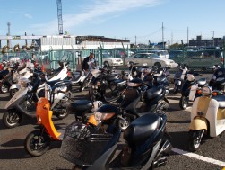 クルマからバイクまで、何でもあるように見える